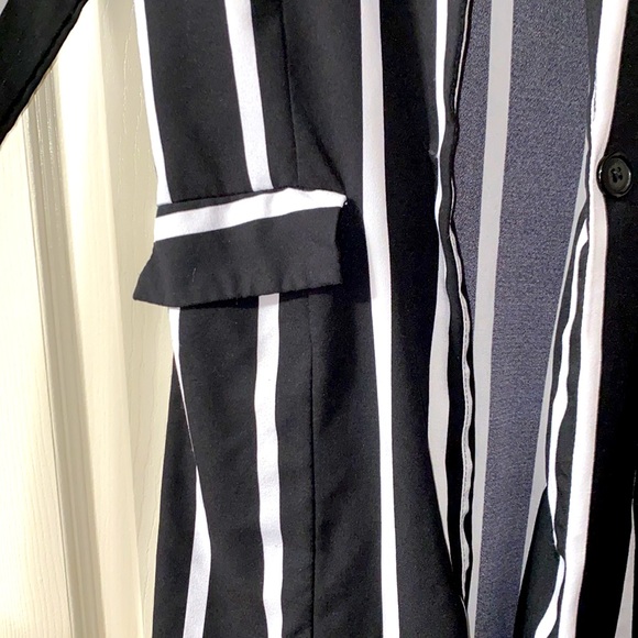 Privy black & white striped blazer. Size S. 2 pockets - Picture 2 of 3